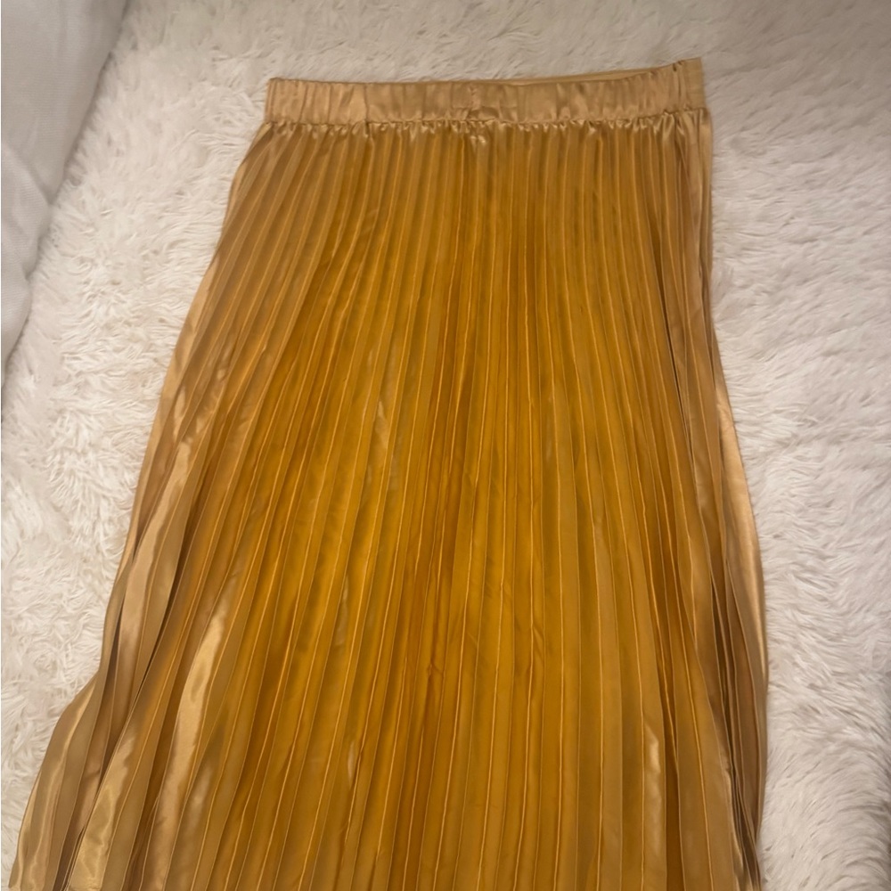 Elegant Gold Pleated Skirt